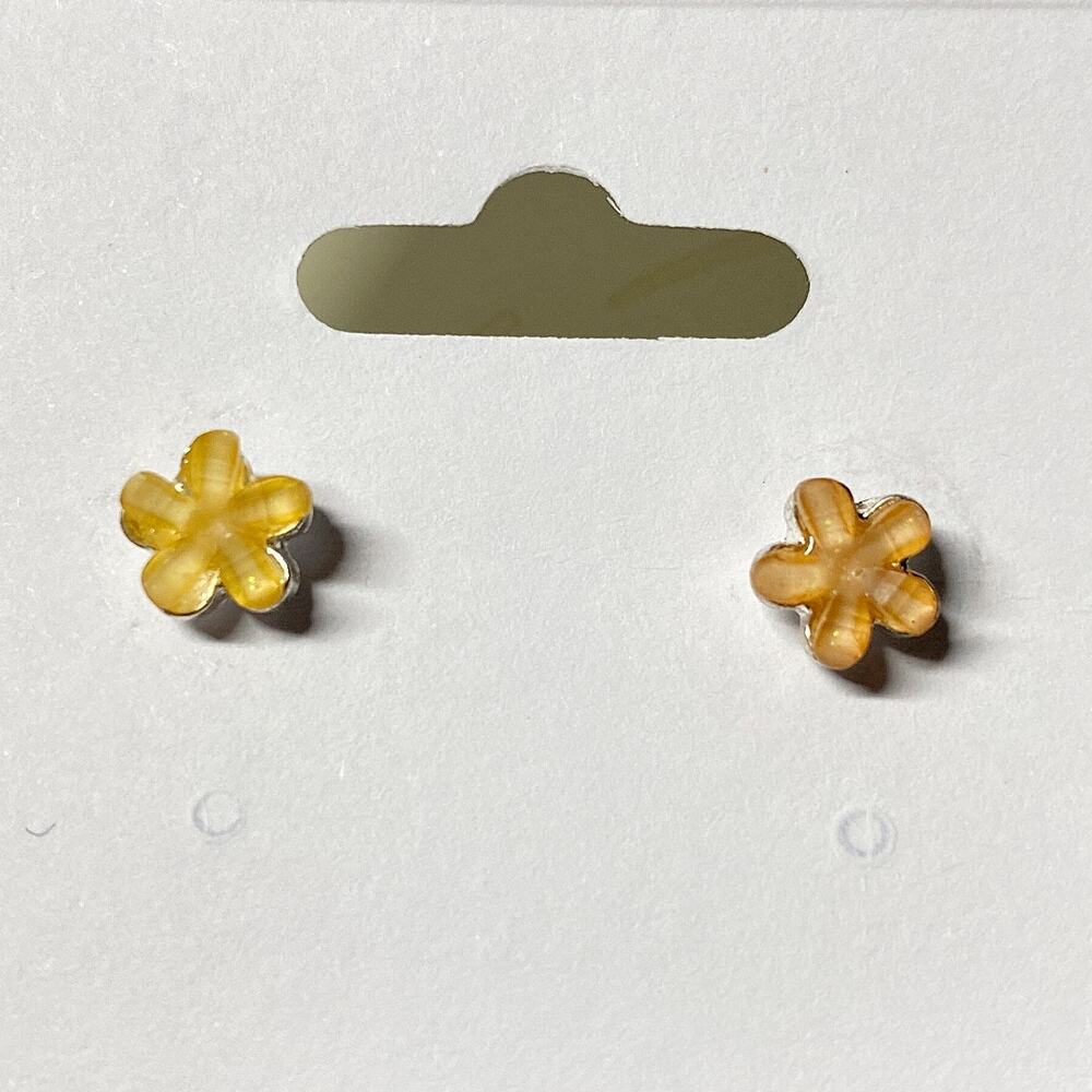 Mini Flower Stud Earrings 1/4” Plastic Floral Silver Tone Posts